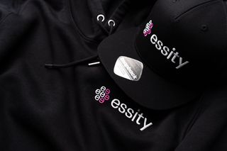 Schwarzer Hoodie und Cap mit gesticktem Firmenlogo