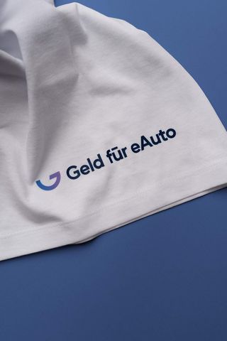Weißes T-Shirt mit Logodruck auf dem Ärmel
